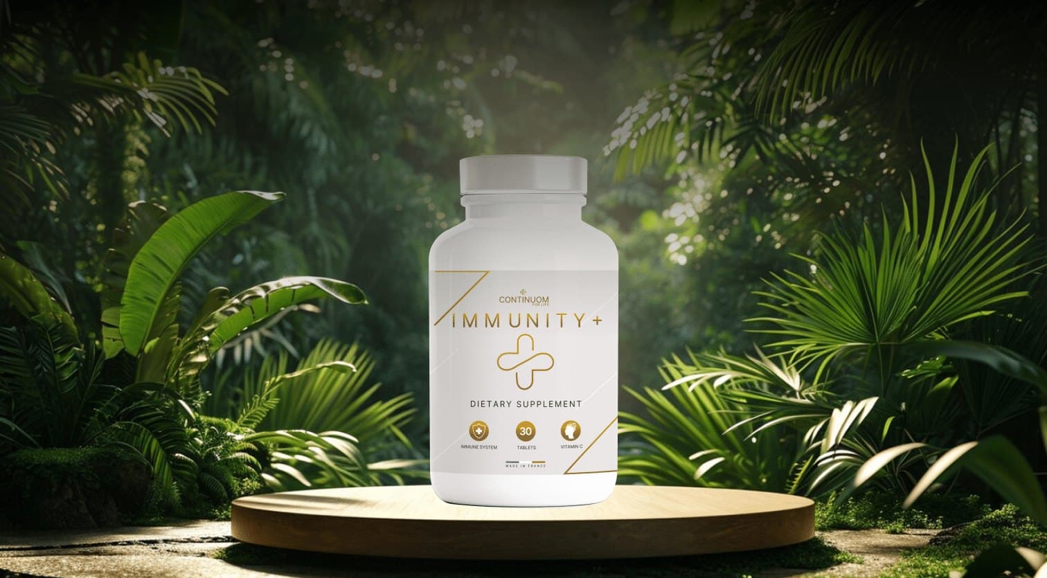 Flacon Immunity+ posé sur un socle en bois au cœur d'une forêt tropicale