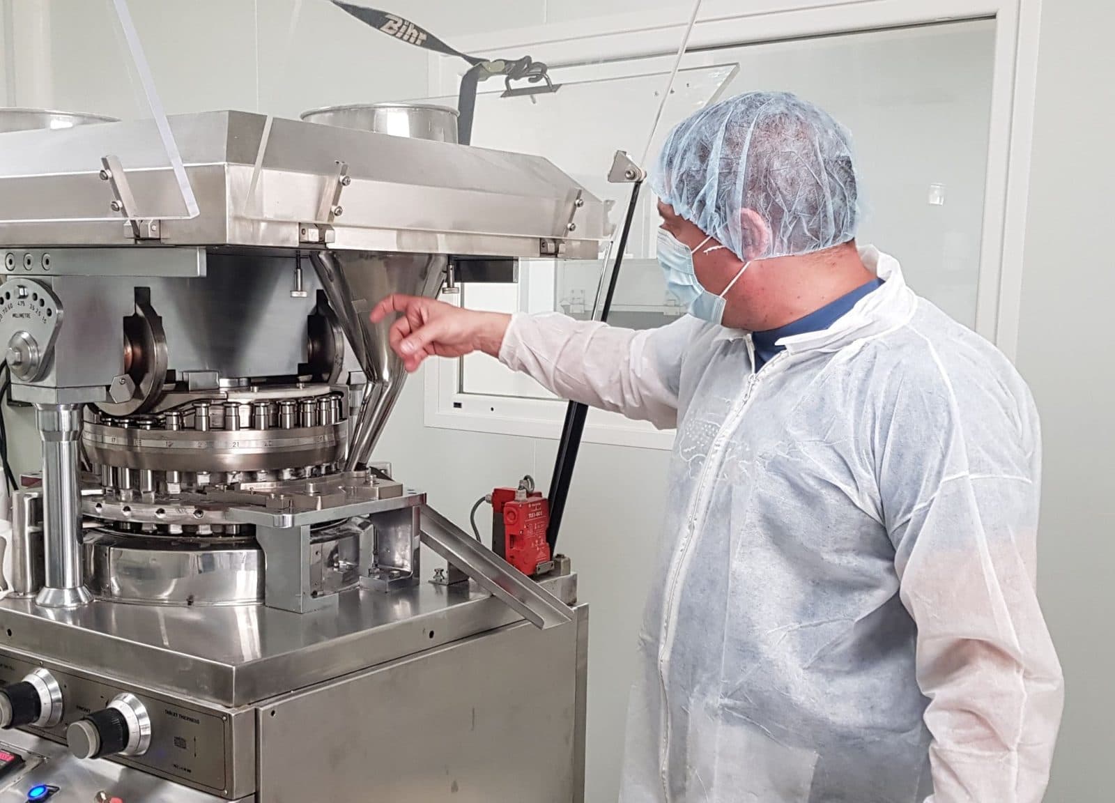 Technicien contrôlant la fabrication des comprimés en laboratoire
